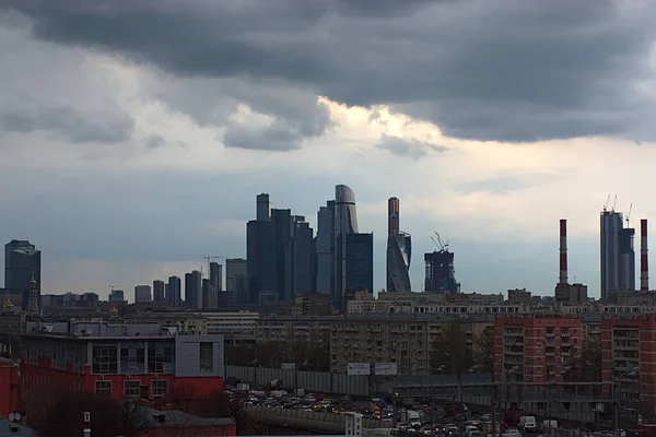 モスクワロシア 2021 悪天候 雨の前にモスクワ市のビジネス地区 — ストック写真