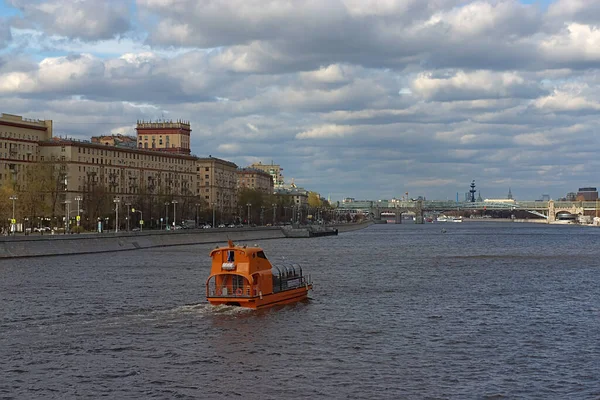 Straßenbahn Fährt Fahrgäste Auf Dem Fluss — Stockfoto