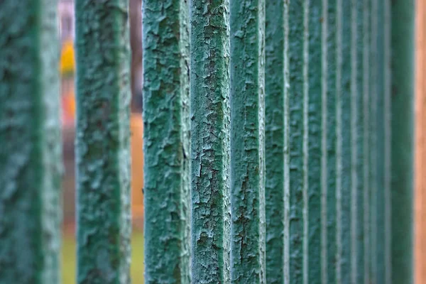 Ραγισμένη Μπογιά Παλιό Μεταλλικό Φράχτη — Φωτογραφία Αρχείου