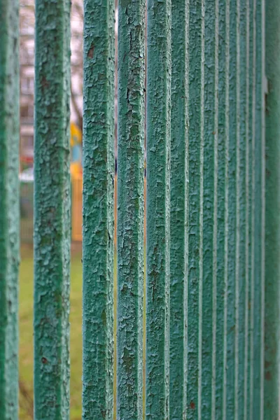 Ραγισμένη Μπογιά Παλιό Μεταλλικό Φράχτη — Φωτογραφία Αρχείου