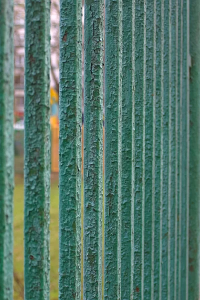 Peinture Fissurée Sur Une Vieille Clôture Métallique — Photo