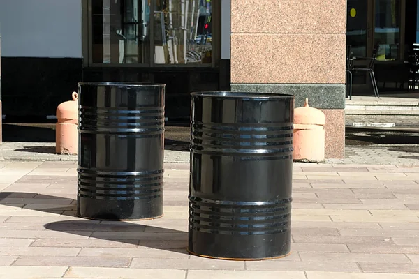 城市人行道上的黑色金属桶 — 图库照片