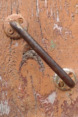 Eski ahşap kapının paslı sapı.