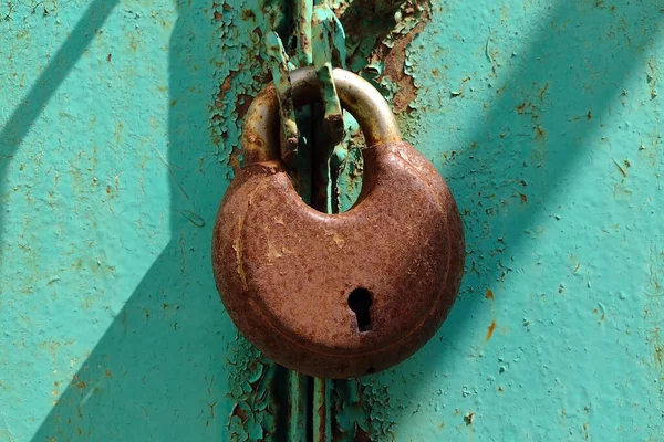 Yeşil Metal Kapılarda Paslı Asma Kilit — Stok fotoğraf