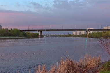 Şehirdeki nehir kenarındaki akşam manzarası.