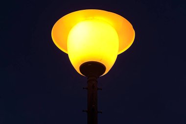 Koyu mavi gökyüzüne karşı sarı lamba