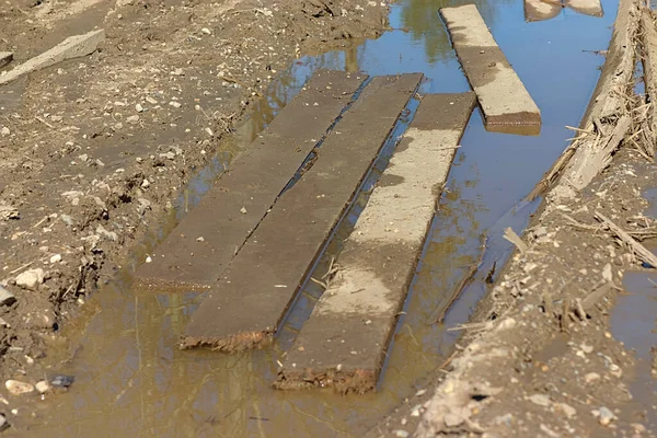 Resten Van Planken Een Sleur Gevuld Met Water — Stockfoto