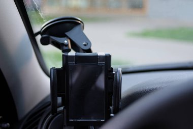 Aracın içindeki akıllı telefon sahibi.