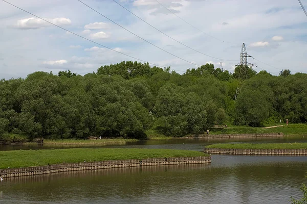 Líneas Eléctricas Cerca Del Parque Junto Río — Foto de Stock
