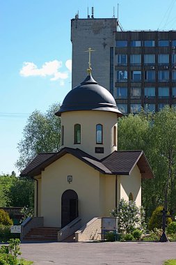 Ofis binasının yanında küçük bir tapınak.