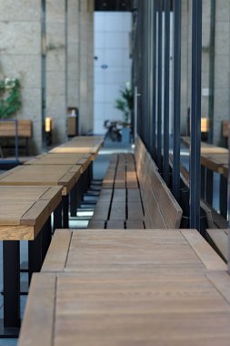 Sabahın erken saatlerinde bir sokak kafesinin içinde.