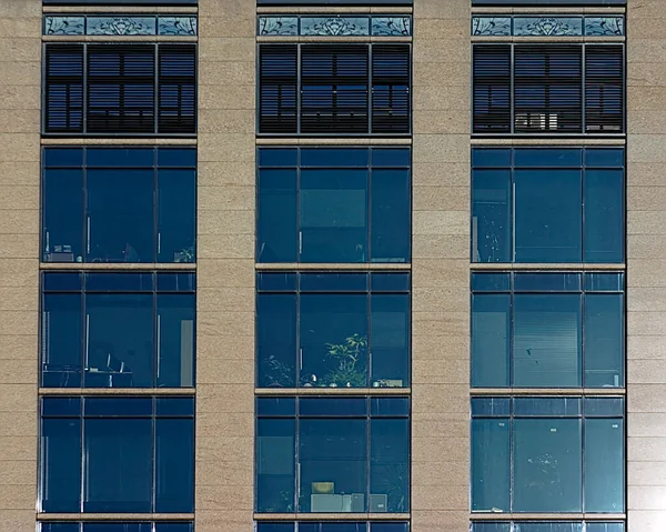 Geniş Pencereli Bir Ofis Binasının Cephesi — Stok fotoğraf