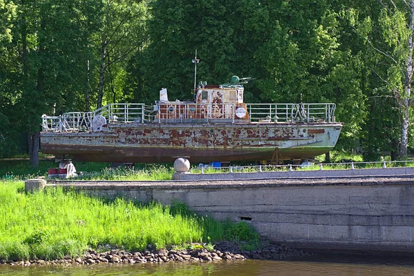 Stara Zardzewiała Łódź Brzegu Kanału — Zdjęcie stockowe