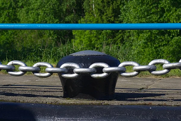 Bollard Pier Enclosed Metal Chain — Foto de Stock