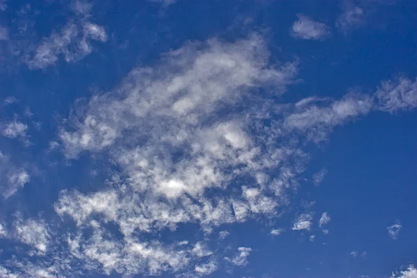 Fényes Kék Felhős Kora Nyáron — Stock Fotó