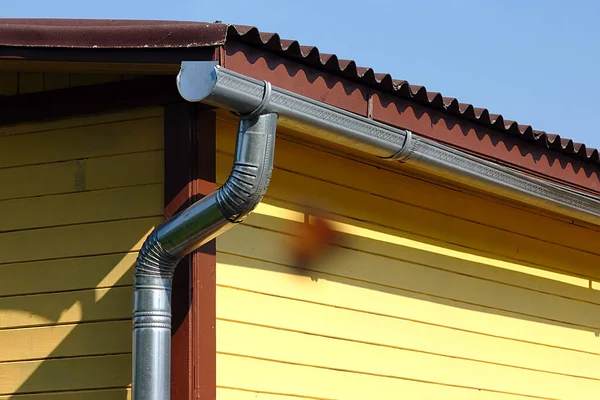 Sistema Canalón Techo Una Casa Madera —  Fotos de Stock