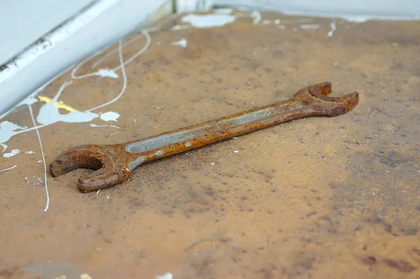 Una Llave Oxidada Una Superficie Metálica —  Fotos de Stock