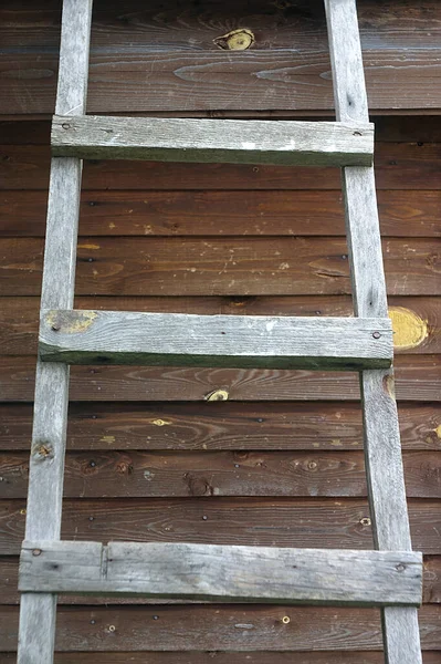 Eine Alte Treppe Der Wand Eines Holzgebäudes — Stockfoto