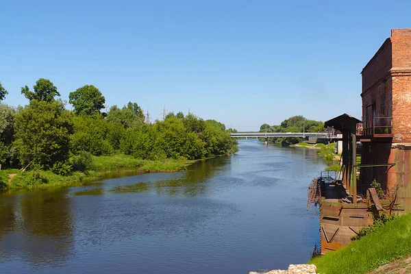 Ponte Stradale Sul Fiume Alla Periferia Della Città Vecchia — Foto Stock