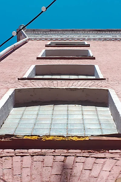 Ett Fragment Fasaden Gammal Flervåningshus — Stockfoto