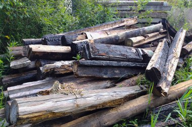 Odun için eski bir odun yığını.