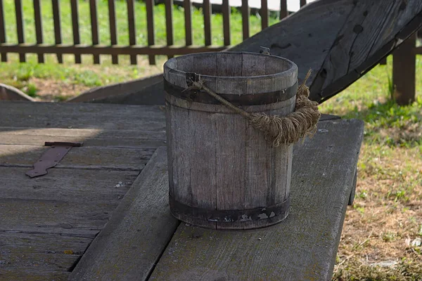 旧井边的木制水桶 — 图库照片