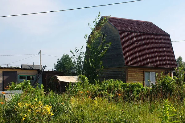 Uma Casa Verão Com Terreno Coberto — Fotografia de Stock