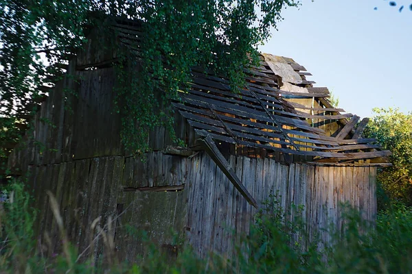 村にある古いラムシャックル木造の建物 — ストック写真