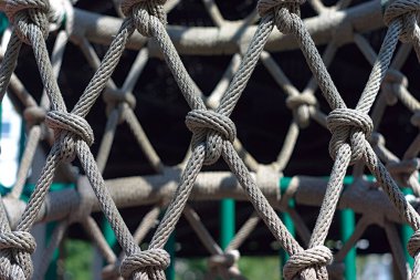 Çocukların oyun parkında hasır bir ip yapısı var.