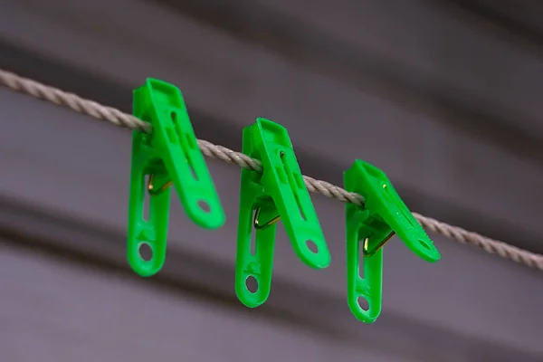 Mollette Plastica Verde Brillante Una Clothesline — Foto Stock