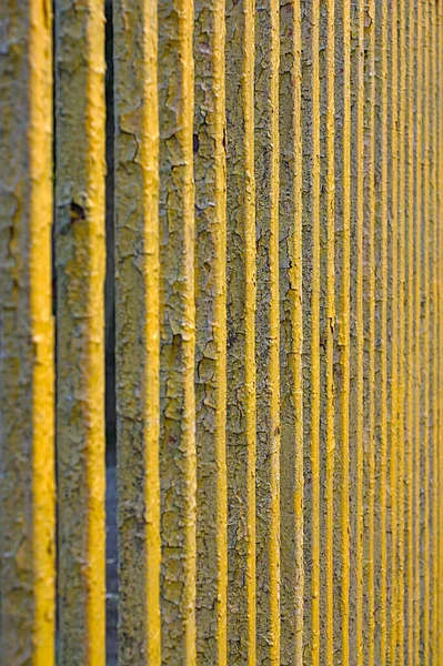 Kırık Sarı Boyayla Kaplı Eski Metal Çitler — Stok fotoğraf