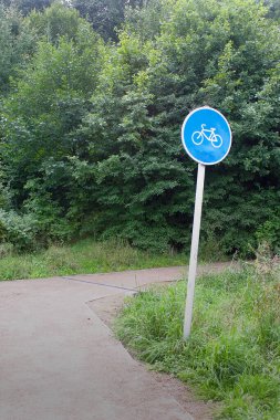 Orman parkındaki bisiklet yolunun işaret direği.
