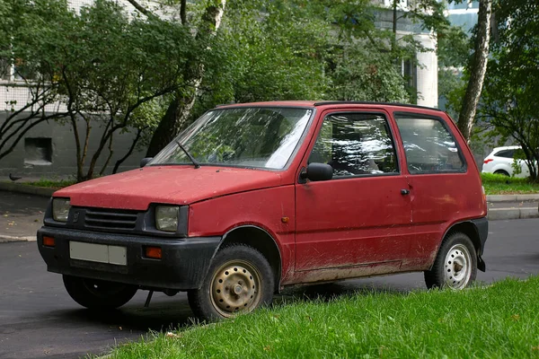 Velho Carro Pequeno Vermelho Estrada Perto Casa — Fotografia de Stock