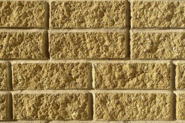 Binanın sarı tuğla duvarının bir parçası.