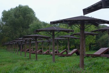 Sonbaharda boş kumsalda güneşlik ve şemsiyeler