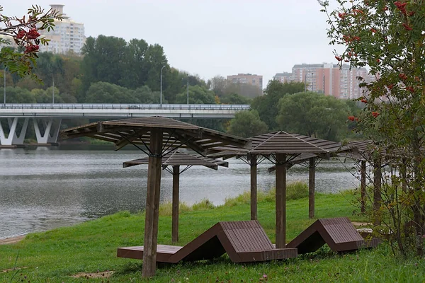 Solstolar Och Parasoller Den Tomma Stranden Hösten — Stockfoto