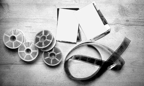 Παλιά ταινία photoghraphic σε ξύλο φόντο με εκτυπώσεις (κενό σπα — Φωτογραφία Αρχείου