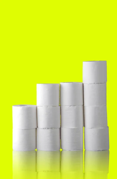 Туалетний папір на жовтому — стокове фото