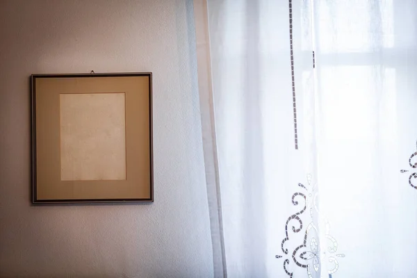 Interieur Hoek Muur Met Blanco Frame Antiek Gordijn Vintage Fotografisch — Stockfoto