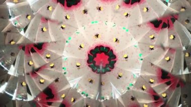 Soyut ve şirin bir arkaplan. Kaleydoskop görüntüsü, renkli yıldızlar, şekiller ve çiçekler