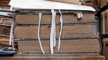 Birkaç eski kitap. Yaşlandırılmış fotoğraf efekti. 