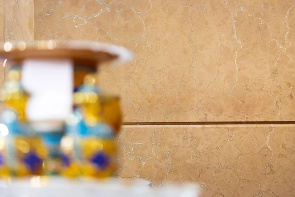 Blanco Marmeren Achtergrond Met Gouden Wazig Voorwerp Een Hoek Ruimte — Stockfoto