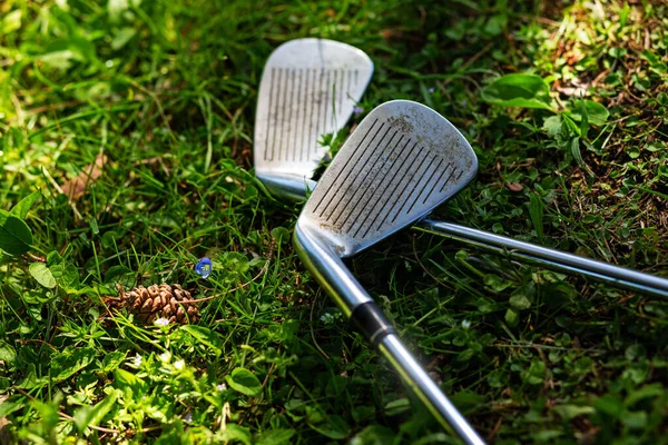 Detalj Två Golfklubbor Gräs — Stockfoto