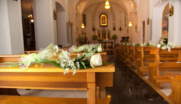 White roses in a church — Stock Photo, Image