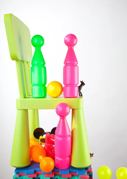 Красочные пластиковые игрушки — стоковое фото
