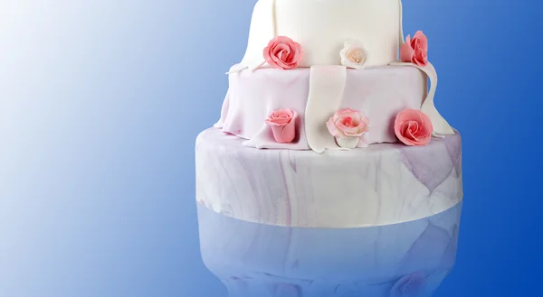 Gâteau de mariage avec des roses — Photo