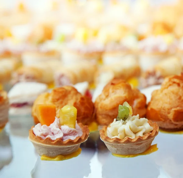 Nourriture pour cocktail sur la fête de mariage — Photo