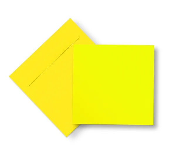 Gult kuvert och kort på vit — Stockfoto