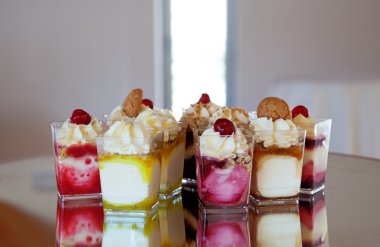 Icecreams ayna masada