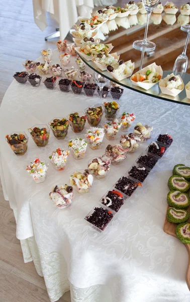 Nourriture pour cocktail sur la fête de mariage — Photo